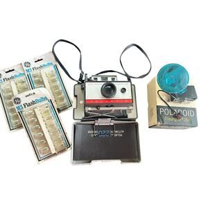 Vintage Polaroid Land Camera & Flashgun Automatic 220 Vintage Rare w:36 bulbs!